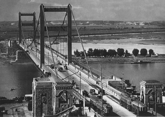 су материјално сведочанство постојања некадашњег моста. Грађен је у периоду од 1930-34. године, према пројекту архитекте Николаја Краснова. Услед ратних разарања променио је свој првобитни изглед.