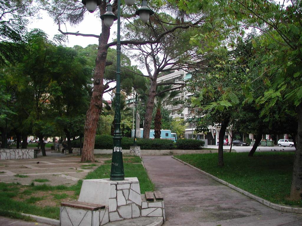 2.2. Πλατεία Εθνικής Αντίστασης. Η πλατεία ήταν γνωστή µε το όνοµα της γυναίκας του βασιλιά Γεωργίου Α (Όλγας) Αρχικά, λεγόταν Οµονοίας.
