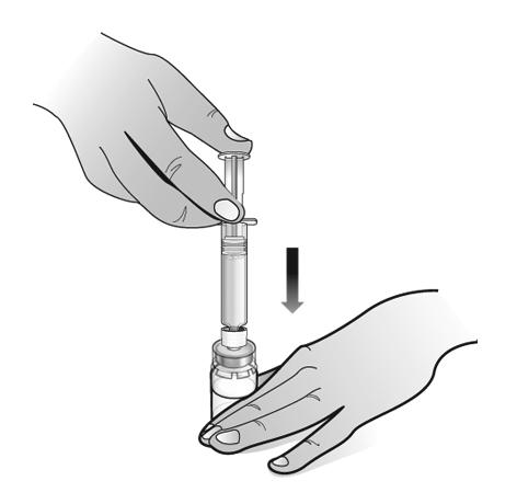 Efectuaţi următoarele operaţiuni: Păstrând flaconul pe masă, ataşaţi seringa preumplută cu apa la adaptorul flaconului ținând partea de adaptorul flaconului cu o mână si răsuciţi cu cealaltă mână