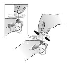 2. Ataşaţi adaptorul la flaconul de Nplate prin îndepărtarea foliei protectoare din hârtie de la adaptor, păstrând adaptorul în ambalajul său.
