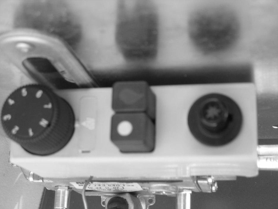 Tip GL 20 Dugme regulacionog termostata Marker Dugme piezo upaljača Tip GL 20 (A1) Kod peći sa MP GASCONTROLS automatikom: otvoriti slavinu za gas, pritisnuti crveno dugme sa oznakom plamena do kraja.