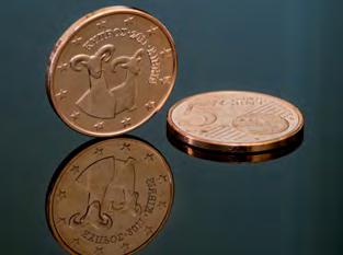 Okrem toho bolo stanovené, že názov Cyprus musí byť na minciach uvedený v dvoch jazykoch gréčtine (ΚΥΠΡΟΣ) a turečtine (KIBRIS). 1. januára 2008 sa euro stalo na Cypre zákonným platidlom.