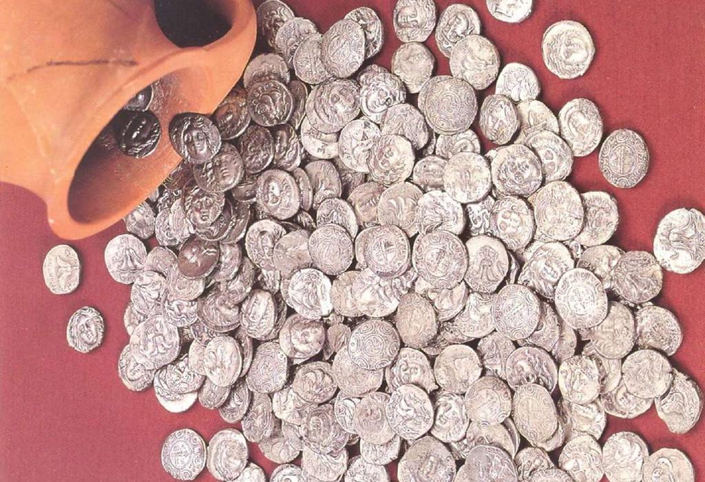 9. Θησαυρός αργυρών νομισμάτων από οικία της Πέλλας. Ύστερη Ελληνιστική Εποχή. ανασκάφηκε μια ακόμα οικία, όπου βρέθηκε θησαυρός 307 αργυρών νομισμάτων (εικ.