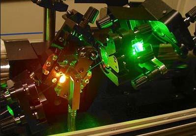 Теоријски део Слика 2.4 Део титан сафирног ласера. Титан сафирни кристал је извор јаке црвене светлости са леве стране, зелена светлост потиче од пумпајућег ласера.