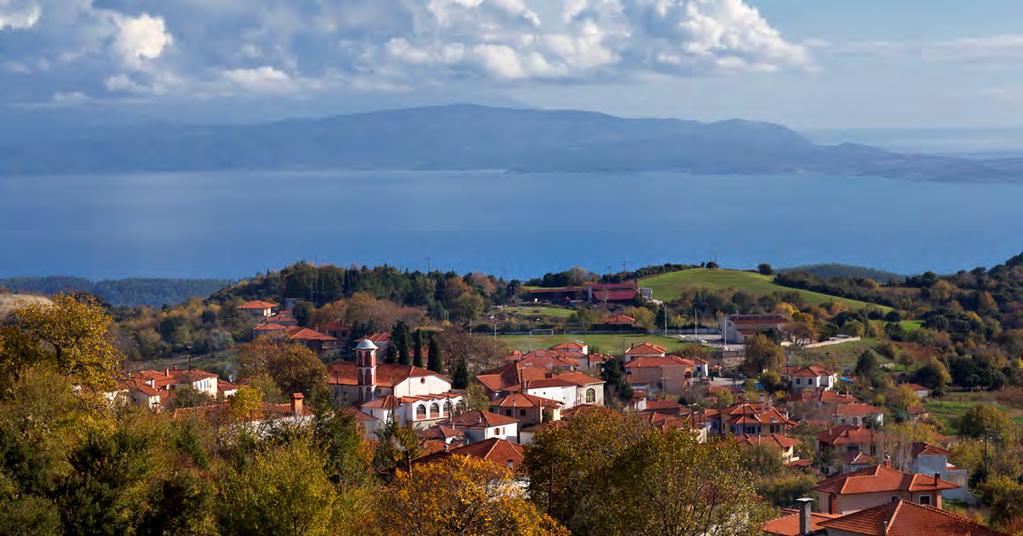Ακόμη και τα πιο ορεινά χωριά της Χαλκιδικής προσφέρουν προνομιακή θέα στη θάλασσα, όπως εδώ από τη Στρατονίκη.