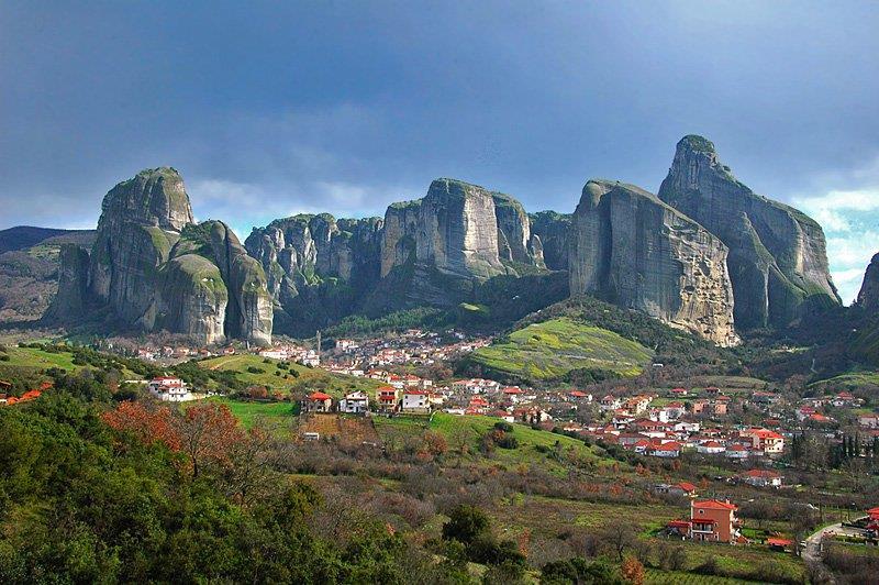 Τα Μετέωρα είναι ένα σύμπλεγμα από τεράστιους σκοτεινόχρωμους βράχους από