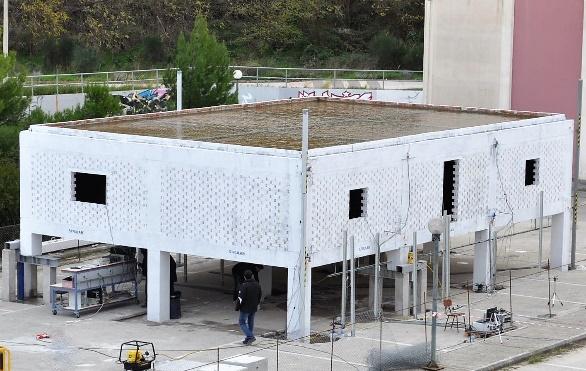 Ως κρίσιµες για την ευστάθειά της κατασκευής µετά την απώλεια υποστυλώµατος στο ισόγειο, θεωρήθηκαν τρείς περιπτώσεις: (α) απώλεια ενός περιµετρικού ενδιάµεσου υποστυλώµατος (δοκιµή PC-inf) σε
