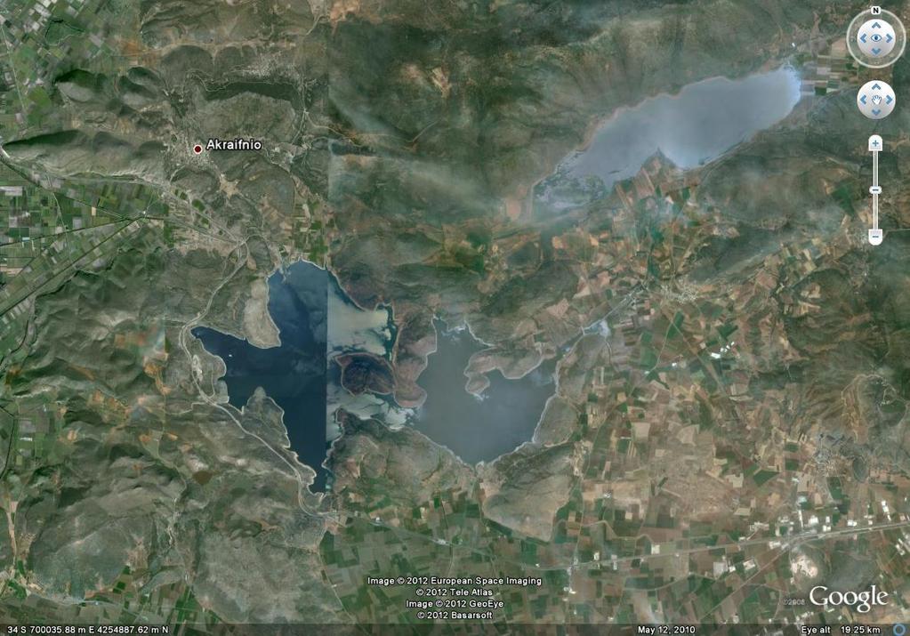 Παραλίμνη, (15 τετραγ. χλμ.) που ως προς την επιφάνεια της στάθμης βρίσκεται 20 μέτρα χαμηλότερα, με την οποία συνδέεται με διώρυγα μήκους 2,5 χιλιομέτρων.