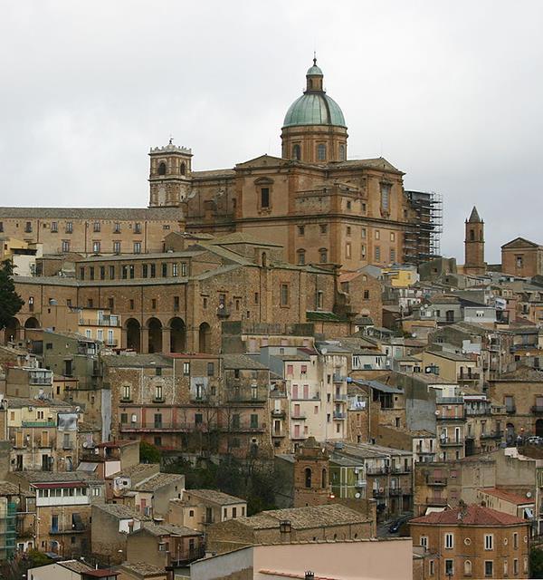 διαχρονική της ιστορία. Η Νότο είναι γνωστή και ως η «Σικελική πόλη του Μπαρόκ» λόγω την κτιρίων της, όπως π.χ. το παλιό δημαρχείο. Επιστροφή στις Συρακούσες.
