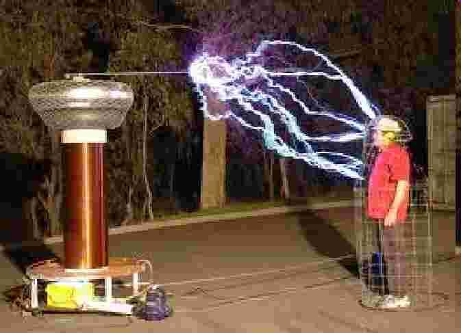 zatvorenog metalnog kaveza-