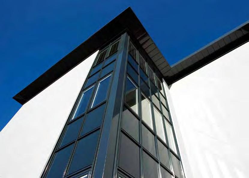 Abordare flexibilă pentru o construcţie rapidă şi fără probleme Perete exterior realizat între etaje: schelet dublu Proiectele de tipul clădirilor de birouri necesită o performanţă
