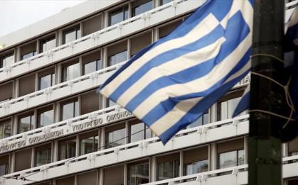 Όπως επισημαίνεται στο δελτίο τύπου του οίκου αξιολόγησης: Ο οίκος Fitch πιστεύει ότι η βιωσιμότητα του ελληνικού χρέους θα βελτιωθεί σταθερά, υποστηριζόμενη από τη συνεχή συμμόρφωση με τους όρους