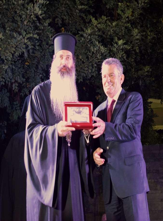 Ο Δήμαρχος Ιλίου Νίκος Ζενέτος απονέμει τιμητική πλακέτα στον Πρωτοσύγκελλο της Ιεράς Αρχιεπισκοπής Αθηνών και Προϊστάμενο του Ι. Ν. Αγίου Φανουρίου Ιλίου Πανοσιολογιώτατο Αρχιμανδρίτη π.