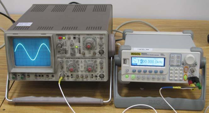 VAJA 3 VAJA 3. MERITVE V ČASOVNEM PROSTORU 3.1. Osciloskop Počasne spremembe v električnih tokokrogih lahko opazujemo s kazalčnimi merilniki (ampermetri, voltmetri), ki so lahko tudi digitalizirani.