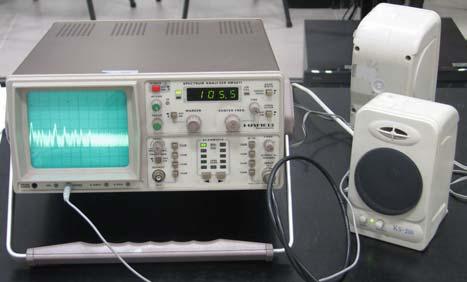 VAJA 4 FFT spektralnim analizatorjem je bistveno hitrejša od panoramskega sprejemnika, žal pa frekvenčni pas in dinamično področje močno omejujejo razpoložljivi A/D pretvorniki.