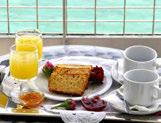 Το πρωινό είναι ένας πλούσιος µπουφές και όλα τα γεύµατα σερβίρονται στην εσωτερική κλιµατιζόµενη τραπεζαρία µε απρόσκοπτη θέα στη θάλασσα αλλά και στην µεγάλη µαρµάρινη βεράντα που µοιάζει σαν