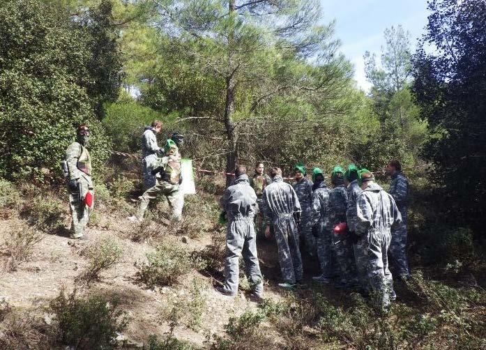 - Φύλο: άντρες και γυναίκες - Ηλικία: 14 και άνω - Περιγραφή: παρόμοιο με το paintball με τη