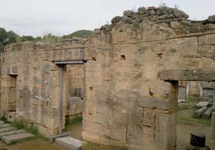 Για αρκετό καιρό μέσα στο ιερό δεν υπήρχαν οικοδομήματα, παρά μόνο η Άλτις, προστατευμένη με περίβολο, μέσα στον οποίο υπήρχαν βωμοί για τις θυσίες στους θεούς, ο τύμβος του Πελοπίου και το