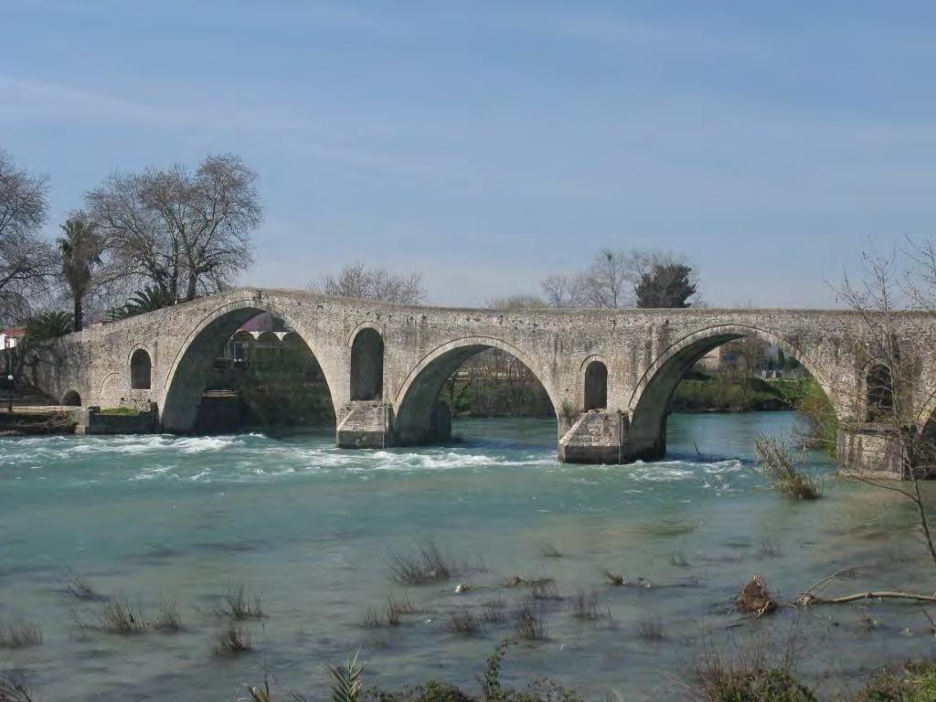 Τθσ Άρτασ Σαράνηα πένηε μάσηοροι καη εξήντα μαθητάδες γηοφύρι εθεμελίωναν στης Άρτας το ποτάμι. Ολημερίς το χηίζανε, το βράδυ εγκρεμιζόταν.