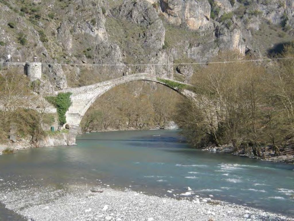 Τθσ Κόνιτςασ Ο Αώος γεννηέηαι σηεν Ήπειρο στα υψίπεδα ηου Μεησόβου σηο νομό Ιωαννίνων. Μεηά από μηα ταραχώδε και αφρησμένε πορεία 45 χλμ. ξεχύνεται στον κάμπο της Κόνττσας.