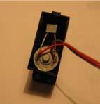 Črna žica: minus na bateriji Rdeča žica: + 9 V SPAJKANJE ELEKTRONSKIH ELEMENTOV NA TISKANO VEZJE Električna shema vezja na