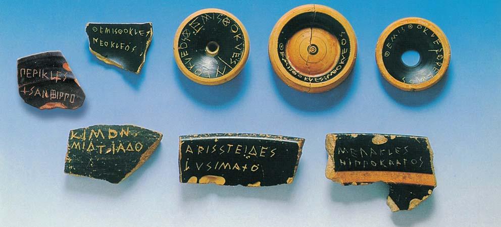 «Όστρακα» (θραύσματα αγγείων) με ονόματα πολιτικών της Αθήνας που προτάθηκαν από τον αθηναϊκό δήμο, για να πάρουν τον δρόμο της εξορίας (Μουσείο Αγοράς Αθήνας). Ο οστρακισμός αποτελούσε από τον 6ο αι.