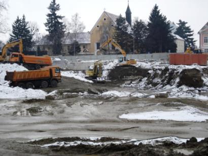 5. PRIMJER DIJAFRAGME KOD IZGRADNJE PODZEMNE GARAŽE U VARAŽDINU 5.1. ZEMLJANI RADOVI U zemljane radove spadaju radovi iskopa potrebnih za formiranje radnih platoa i pristupnih putova.