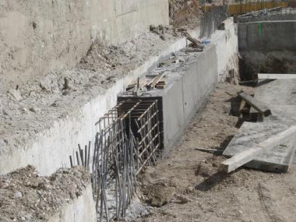 Slika 33. Naglavna greda. Oplata naglavne grede je izrađena pomoću metalnih platica s dobro izvedenim spojevima da ne dođe do otjecanja cementnog morta.