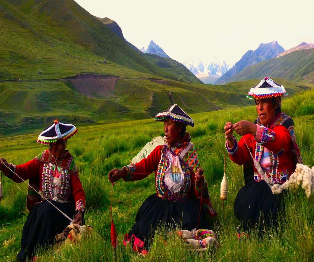 χαρακτηρίζει. Το ταξίδι στο Περού είναι η "αναγκαία" εισαγωγή στους προκολομβιανούς πολιτισμούς, στους γηγενής πληθυσμούς, αλλά και στα άλυτα μυστήρια της Νότιας Αμερικής.
