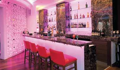 γαστρονομία μπαρ Δροσερά ποτά και φαντασμαγορικά σόου Το κυρίως εσωτερικό μπαρ του ξενοδοχείου το οποίο