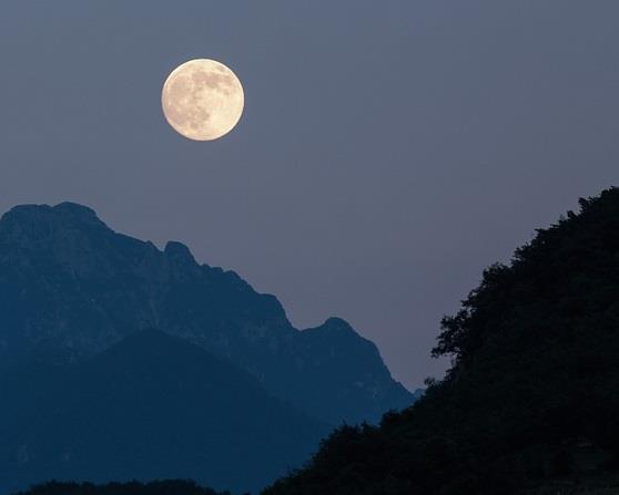 Ήλιο : Την Σελήνη, τον μοναδικό φυσικό