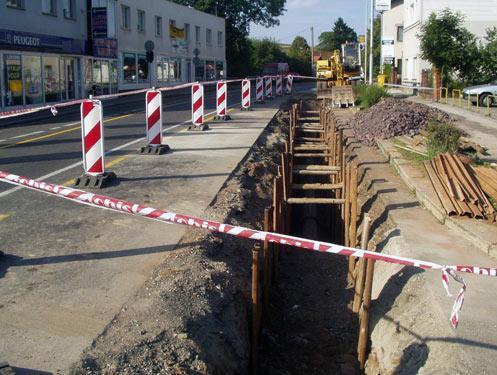 Ради заштите од пада у шахт и механичких повређивања сви шахтови имају одговарајући поклопац од ливеног гвожђа, који може да издржи и очекивана оптерећења из теретног саобраћаја тешких транспортних