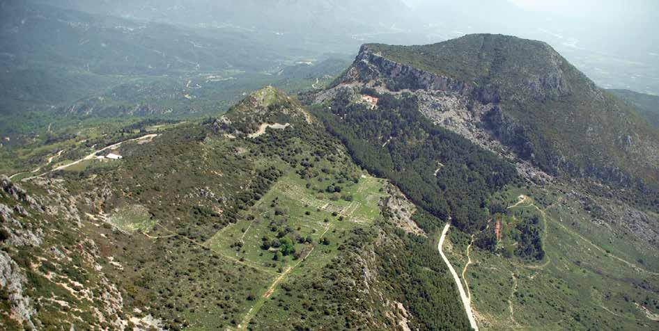 14 Η αρχαία Κασσώπη κτίρια της Αγοράς. Η καταστροφή από τους Ρωμαίους το 168/7 π.χ. επηρέασε και την Κασσώπη, η οποία όμως από τα μέσα του 2ου αι. π.χ., με την ανασύσταση και του Κοινού των Ηπειρωτών, γνώρισε μικρή περίοδο οικονομικής ανάκαμψης και ανοικοδόμησης.