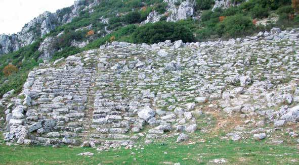 28 Το μεγάλο θέατρο της Κασσώπης κλίμακες και τα εδώλια του κοίλου.