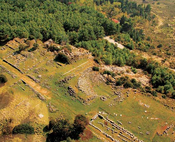 Το θέατρο της αρχαίας Κασσώπης στην Πρέβεζα 39 Άποψη Αγοράς, Βουλευτηρίου και στοάς στα ανατολικά του που μπορεί να είναι στραμμένη προς Ανατολάς, σχετίζεται όμως άμεσα με το λεγόμενο Βουλευτήριο,