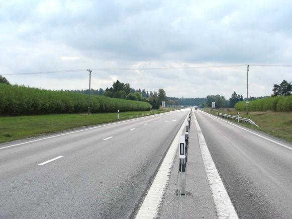 Слика 8: КРР плантажи блиску до поголеми патишта. Широкиот простор помеѓу плантажата и патот му овозможува на возачите голема прегледност.