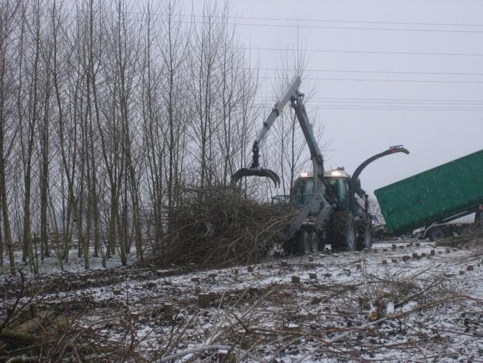 Слика 42: Опрема за собирање на сечени дрва монтирана на трактор, во Австрија (Извор: Mergner R.