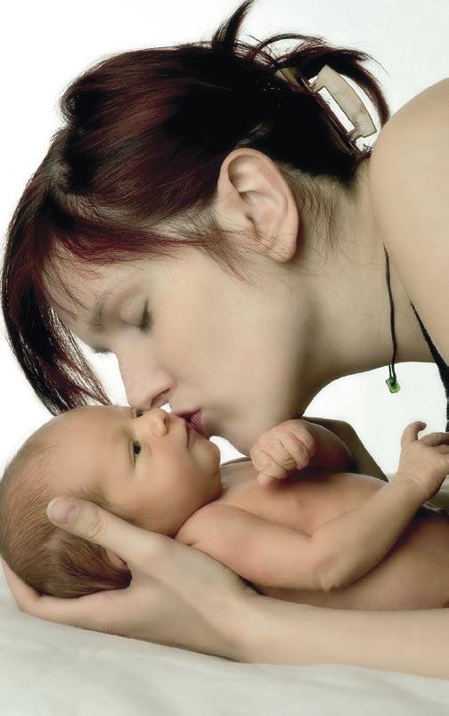OTROCI IN MLADOSTNIKI 6. PoveËan vnos tekoëin Pitje večjih količin tekočin je pogoj za uspešno dojenje. Doječa mati naj bi spila približno tri litre tekočine dnevno.