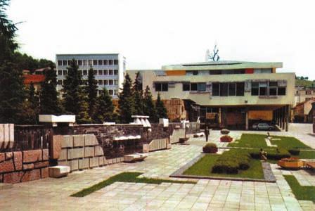 трг. На пример, у Народном позоришту улаз је лоциран са бочне стране објекта, наткривен је, садржи мотив који постепено уводи поглед посматрача ка улазу, док зид, постављен под правим углом, завршава