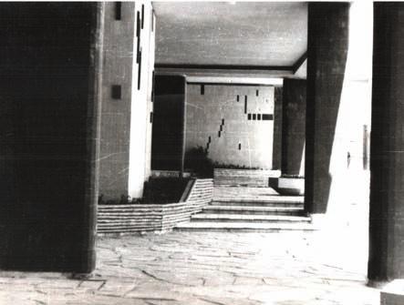 Трг партизана, визура улице у којој се налази Народно позориште (1958) је компонована уз пажљиви баланс између динамичне фасаде позоришта и смирене композиције фасаде стамбеног блока преко пута. Fig.