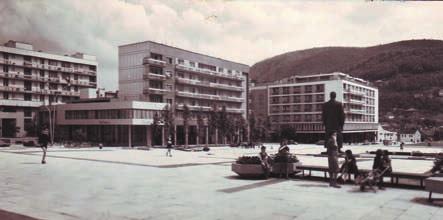 residential block across the road Сл. 6. Трг партизана, плато испред Народног позоришта и Поште. Комбинација камена у неколико начина обраде и зеленила од траве до високог растиња Fig. 6. Partisan s square, in front of the National Theater and the Post Office: a combination of the stone treated in several ways and greenery Сл.
