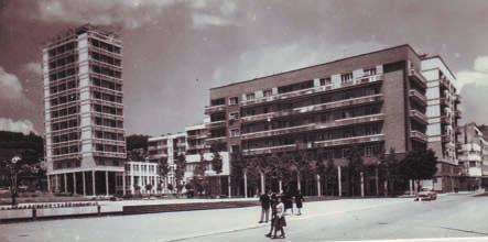 Partisan`s square, the entrance motif in the residential block West (1958) У Робној кући улаз је смештен у средини трема (који покрива пешачку комуникацију), садржи мали претпростор -џеп, а