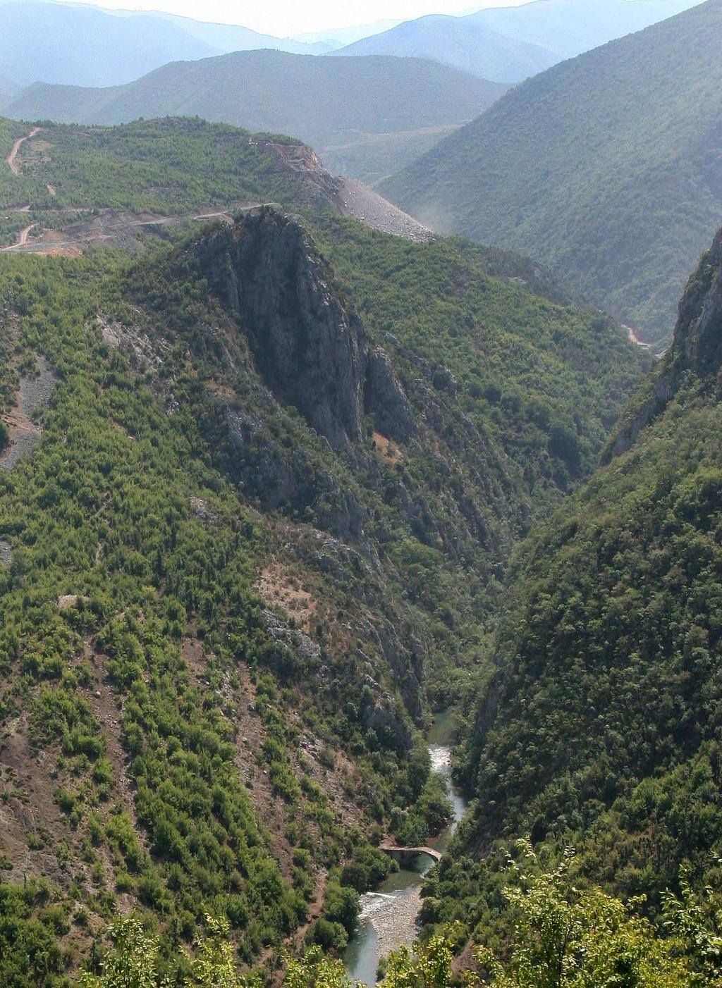 foto e muajit Foto nga Ura e Vashës. Sipër, në sfond duken punimet që po vazhdojnë në Rrugën e Arbrit.