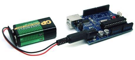 ΛΕΙΤΟΥΡΓΙΑ ARDUINO Το Arduino μπορεί να λειτουργήσει με ρεύμα από τη USB θύρα του υπολογιστή σας ή με αυτόνομη παροχή ρεύματος από μπαταρία. Η μονάδα παρέχει σταθερά τάση 5V στις εξόδους της.