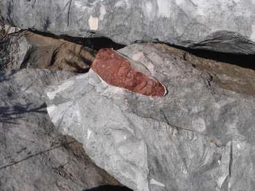 Τα πλακίδια αυτά αποτελούν τμήματα στρωματόμορφων πυριτόλιθων που αποσπάστηκαν λόγω τεκτονικής καταπόνησης.
