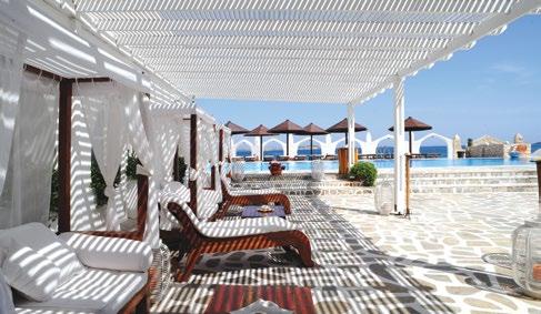 Εγκαταστάσεις - παροχές Λόγω της τοποθεσίας του, σε μία από τις πιο δημοφιλείς και τουριστικές παραλίες του Αιγαίου, το Holiday Sun επιφυλάσσει στους