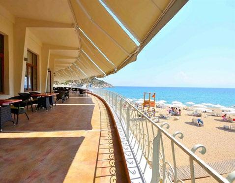 Το ξενοδοχείο βρίσκεται πάνω σε βραβευμένη παραλία και διαθέτει δύο μεγάλες πισίνες για την αναψυχή σας, μία ενηλίκων και μία παιδική.