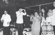 Κωνσταντινίδη Ουσιαστικά όµως η τζαζ κάνει την είσοδό της στην Ελλάδα µετά το 1940, µε ηχογραφήσεις, εκποµπές ραδιοφώνου και µουσικά σύνολα.