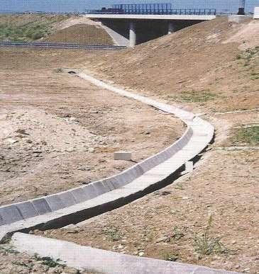 U nasipu se izvode zaštitni jarci segmentnog, trokutastog ili trapeznog oblika, kako bi štitili nožicu nasipa od štetnog djelovanja pribrežnih voda minimalni uzdužni nagib jarka je 0,5%. Slika 2.2.3.