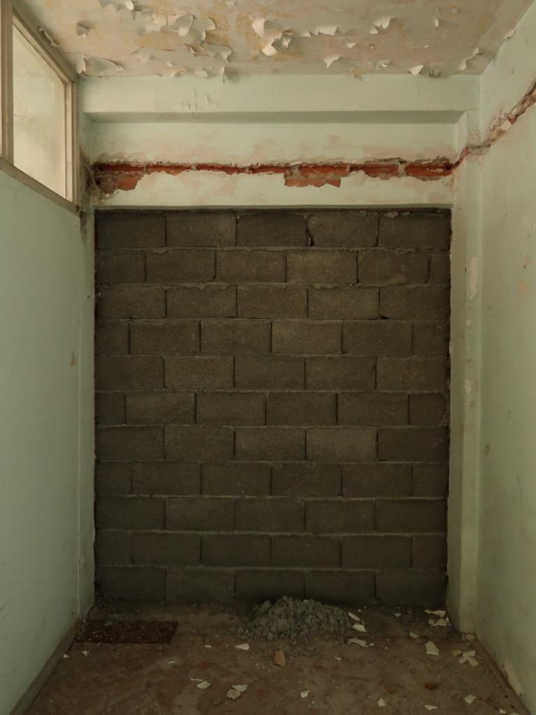 Pregradni zid ka susednom objekti Zid od betonskih blokova koji pregradjuje objekat na dva dijela.